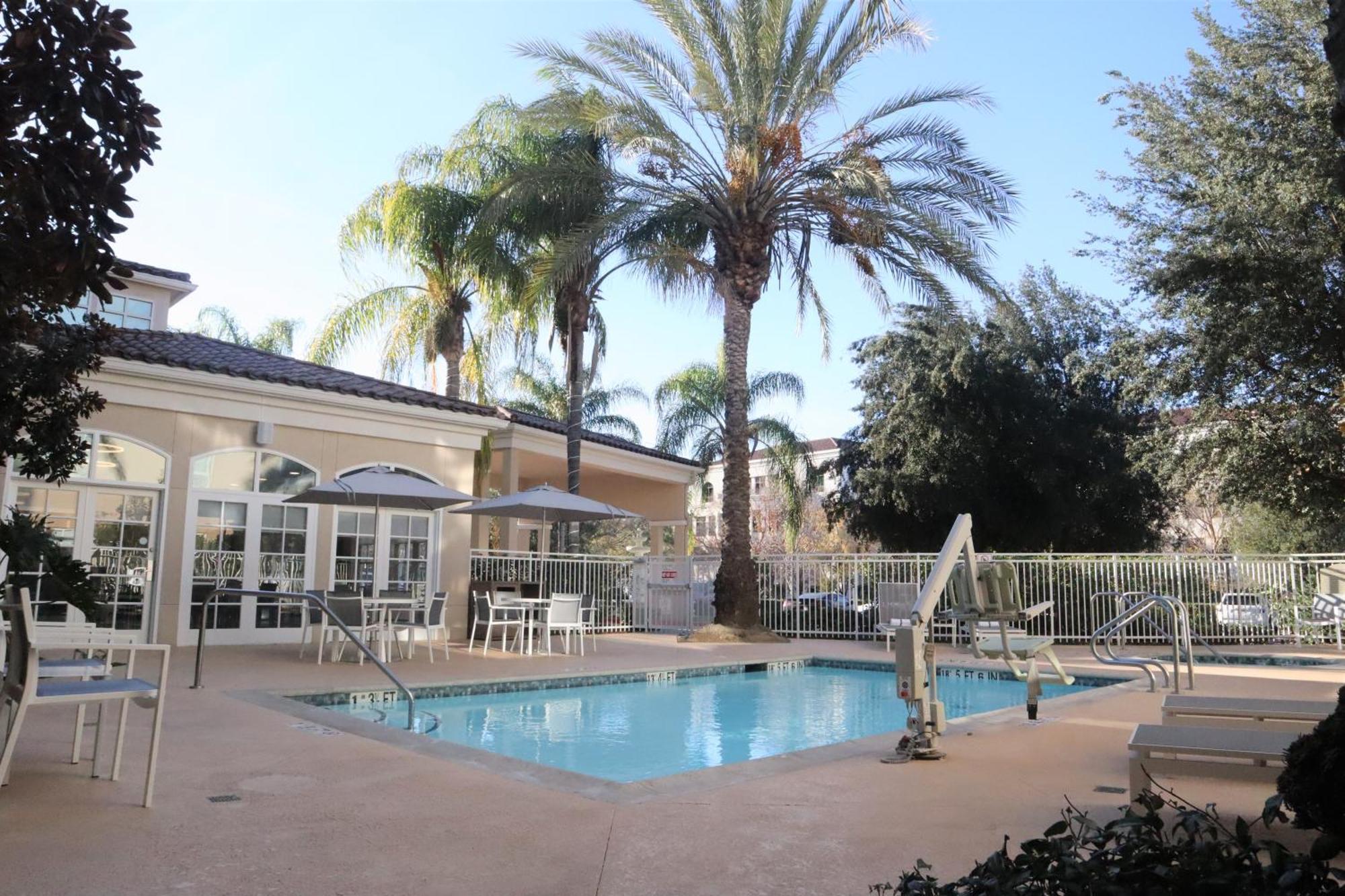 Hilton Garden Inn Calabasas Exteriör bild